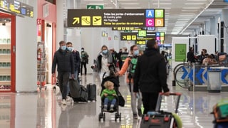 Touristen am Flughafen.