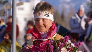 Erika Hess mit einem grossen Blumenstrauss.