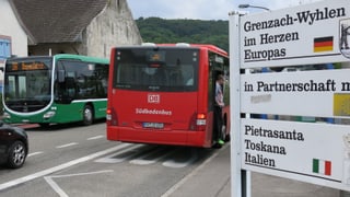 Bus und Ortsschild