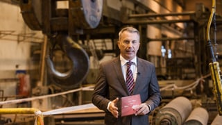 Reto Lipp moderiert die Spezialsendung aus der ehemaligen Kartonfabrik in Deisswil BE.