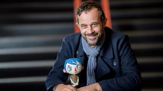 Regisseur Claude Barras mit der Hauptfigur aus seinem Animationsfilm "Ma vie de Courgette". 