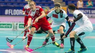 Rebecca Hermann wird im Viertelfinal von zwei deutschen Spielerinnen bedrängt.