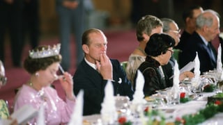 Prinz Philipp sitzt neben der Queen an einem festlichen Bankett in Peking