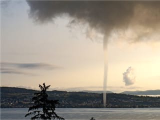 Wasserhose über dem See.