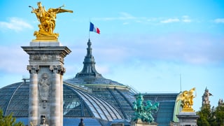 Die Statue vom Alexander dem dritten mit dem Grand Palais im Hintergrund und der Himmel von Paris. 