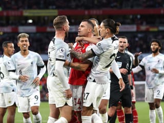 Granit Xhaka knöpft sich Jordan Henderson vor.