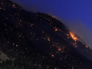 Viele kleine Glutnester beleuchten den Hang oberhalb Visp in der ersten Brandnacht 2011. 