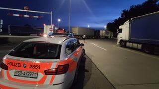 Polizeiauto auf einem Autobahnrastplatz. Polizeiauto auf einem Autobahnrastplatz.