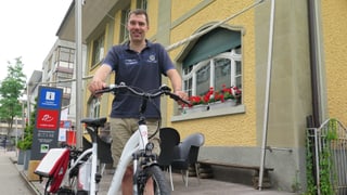 Ein Mann mit einem Fahrrad. Ein Mann mit einem Fahrrad.