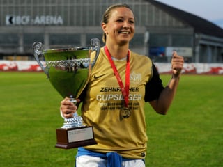 Inka Grings mit dem Cup-Pokal 2013.
