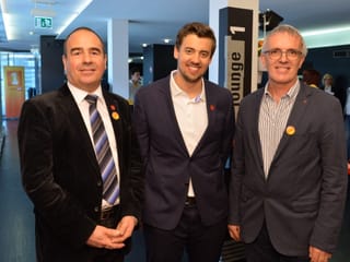 Drei Männer posieren für ein Gruppenbild.