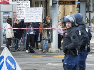 Mehrere Menschen demonstrieren vor dem besetzten Haus.
