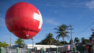Grossel Ballon in Fussballform mit Schweizer Kreuz 