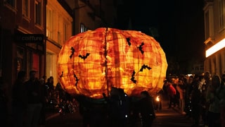 Grosser Kreis, der leuchtet in der Nacht. Grosser Kreis, der leuchtet in der Nacht.