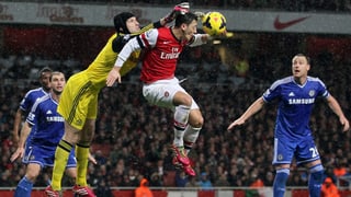 Arsenals Mesut Özil bringt den Chelsea-Keeper in Bedrängnis.
