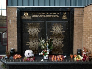 Die Namen der 56 Toten vor dem Utilita Energy Stadium in Bradford.