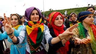 Anhängerinnen der HDP bejubeln den Sieg ihrer Partei