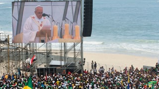 Der Papst spricht auf einer Grossleinwand vor Zehntausenden am Copacabana-Strand