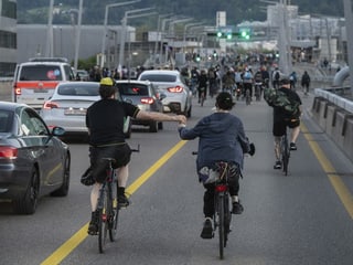 Velofahrerinnen auf der Zürcher Hardbrücke