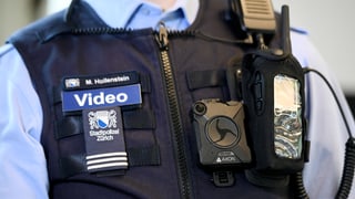 Mann mit Bodycam und Telefon Mann mit Bodycam und Telefon
