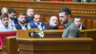 Wolodimir Selenski am Rednerpult im Kiewer Parlament.