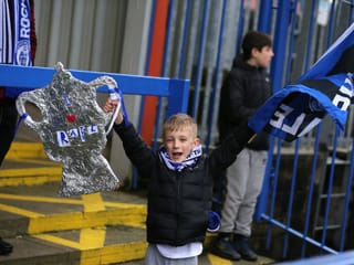 Junger Fan mit Pokal-Attrappe