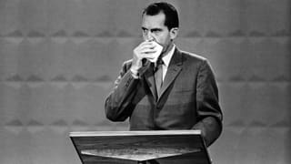 Richard Nixon wischt sich das Gesicht ab.