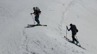 Zwei Skitourengänger. 