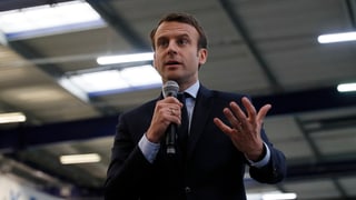 Emmanuel Macron spricht in ein Mikrofon