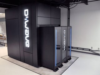 Ein D-Wave Two Computer steht in den kargen Räumlichkeiten der NASA. Ein D-Wave Two Computer steht in den kargen Räumlichkeiten der NASA.