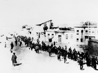 Gefangene Armenier laufen in einer Kolonne