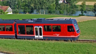 Roter Zug der Aare Seeland Mobil ASM.