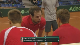 Davis-Cup-Captain Lüthi versucht sein Doppel zu instruieren.