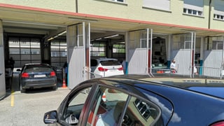 Autos stehen in Garage mit beidseitigen Toren. Autos stehen in Garage mit beidseitigen Toren.