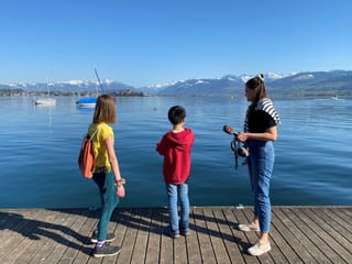 Ylva, Patrick und Angela stehen auf einem Steg und blicken auf den Zürichsee. Ylva, Patrick und Angela stehen auf einem Steg und blicken auf den Zürichsee.