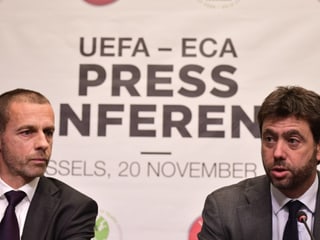 Aleksander Ceferin (links) und Andrea Agnelli an einer Medienkonferenz