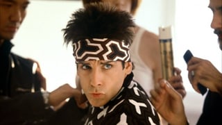 Ben Stiller mit Zebra-ähnlichem Kostüm und Haarband