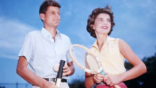Jackie und John F. Kennedy spielen Tennis. Aufnahme zw. 1950 und 1959.