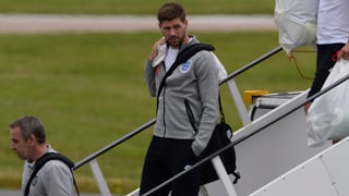 Steven Gerrard steigt aus dem Flugzeug
