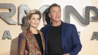 Eine ältere Frau und ein älterer Mann posen vor einer Terminator Schrift. Eine ältere Frau und ein älterer Mann posen vor einer Terminator Schrift.