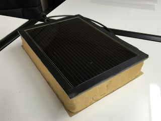 Eine Steinwolle-Schicht mit einer Solarzelle als Deckel
