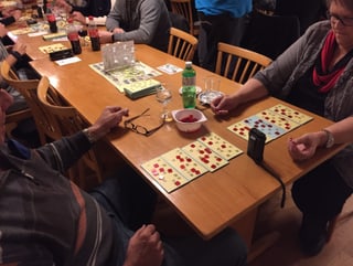 Zwei Personen spielen mit acht Karten