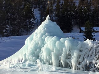 Eine Eis-Stupa im Engadin.