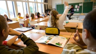 Ein Schulzimmer mit Schüler.