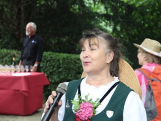 Eine Jodlerin singt zum Empfang der Wandergruppe ein selbst geschriebenes Lied.