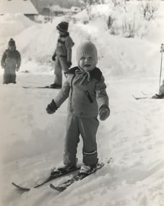Elena Bernasconi als Kind auf der Skipiste 1982.