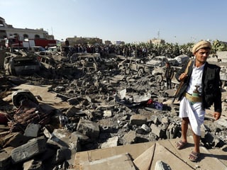 Zerstörte Gebäude und Autos in Sanaa nach Luftangriffen