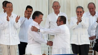 Präsident Juan Manuel Santos (links) und Farc-Kommandeur Rodrigo Londoño reichen sich die Hand.