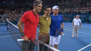 Roger Federer und James Duckworth am Netz. 