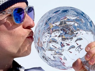 Henrik Kristoffersen küsst die Kristallkugel.